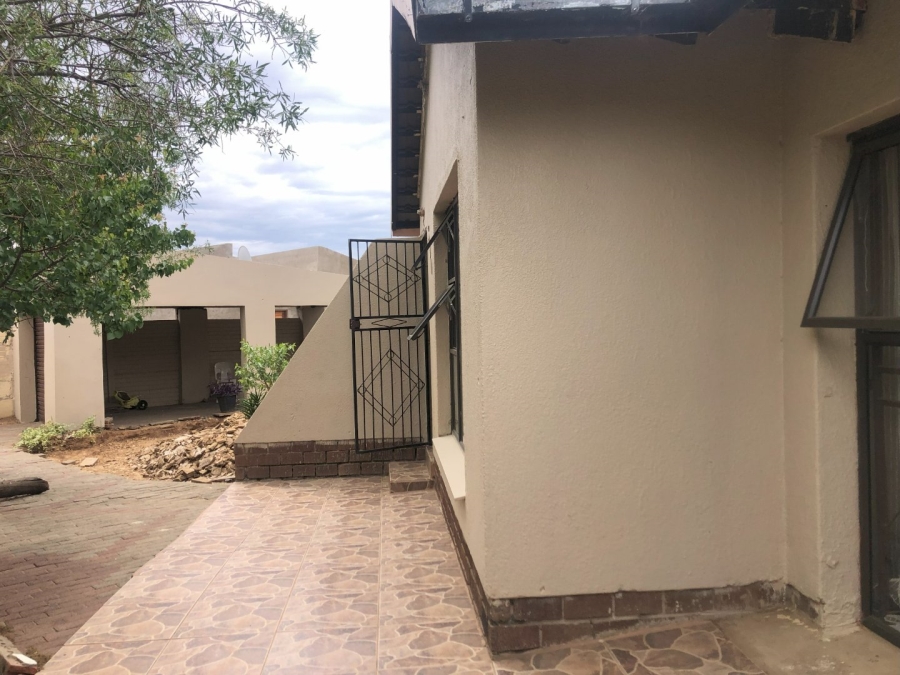 4 Bedroom Property for Sale in Molifi Tau Kloof Free State
